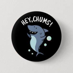 Hey Chums Funny Shark Pun Dark BG 6 Cm Round Badge
