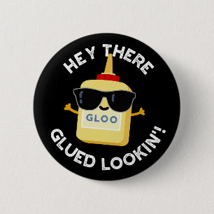 Hey There Glued Lookin Funny Glue Pun Dark BG 6 Cm Round Badge