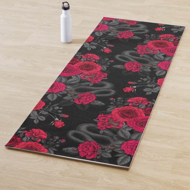 Hidden in the roses yoga mat (In Situ)