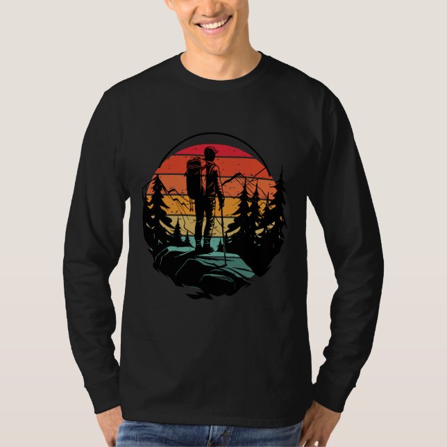 Hiker sunset retro  T-Shirt (Front)