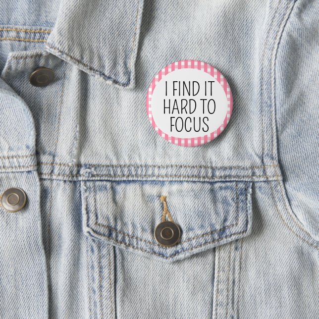 I find it hard to focus 6 cm round badge (In Situ)