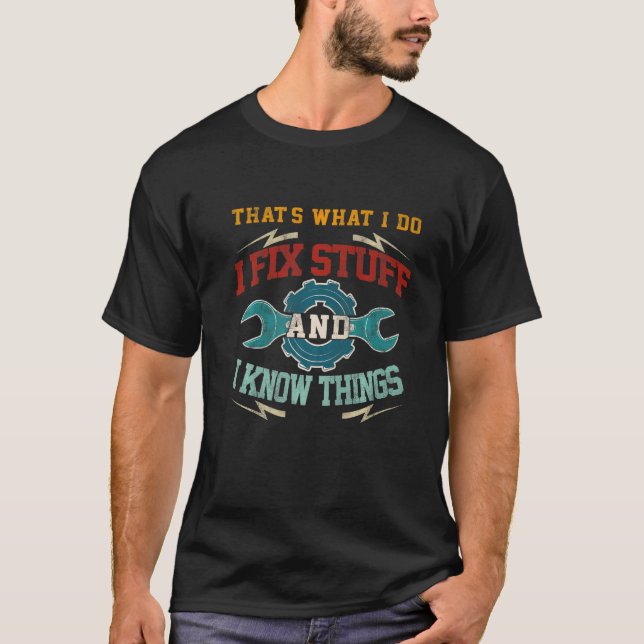 I Fix Stuff And I Know Things That's What I Do  Sa T-Shirt (Front)