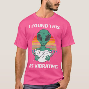 I Found This It'S Vibrating Funny Alien And Cat Vi T-Shirt