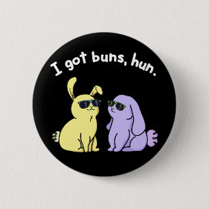 I Got Buns Hun Funny Bunny Rabbit Pun Dark BG 6 Cm Round Badge