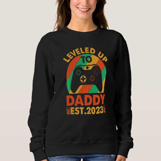 I Leveled Up To Daddy 2023  Soon To Be Dad 2023 Sweatshirt (Front)