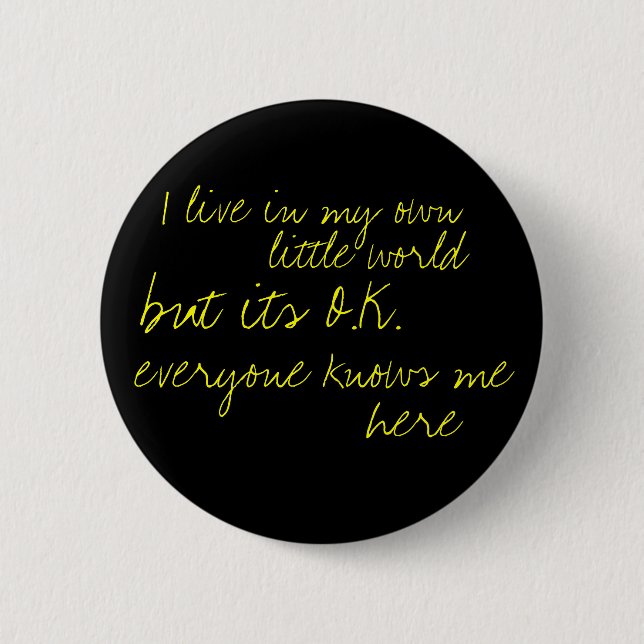 I live in my own little world 6 cm round badge (Front)