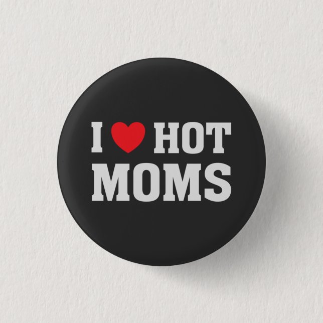 I LOVE HOT MOMS  3 CM ROUND BADGE (Front)