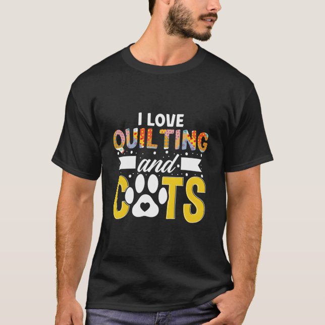 I Love Quilting And Cats Quilter Knitting Seamstre T-Shirt (Front)