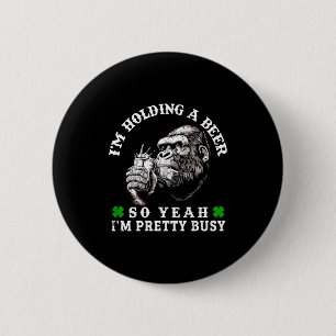 I’m Holding A Beer So Yeah I’m Pretty Busy Monkey 6 Cm Round Badge