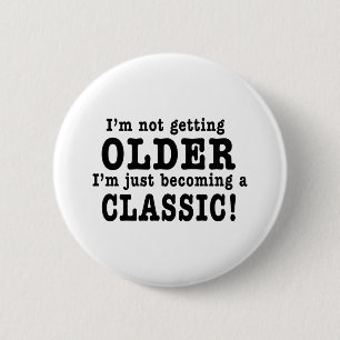 I’m Not Getting Older, I’m Just Becoming a Cla 6 Cm Round Badge