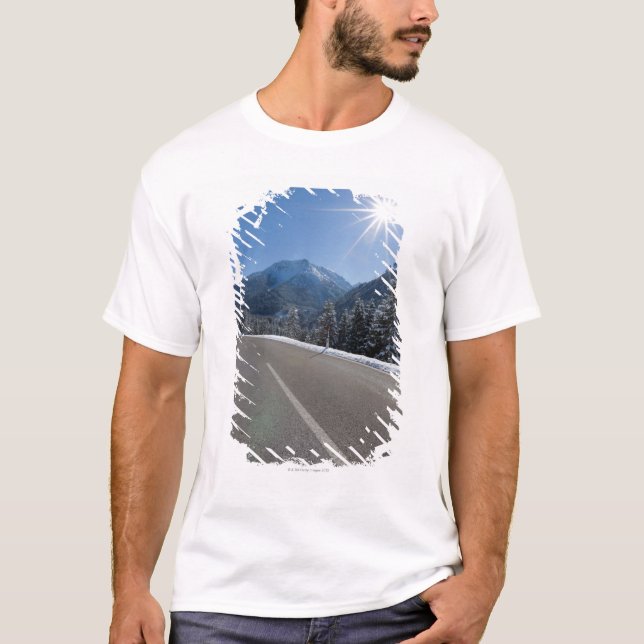 Idyllic empty road thrugh a winter landscape, T-Shirt (Front)