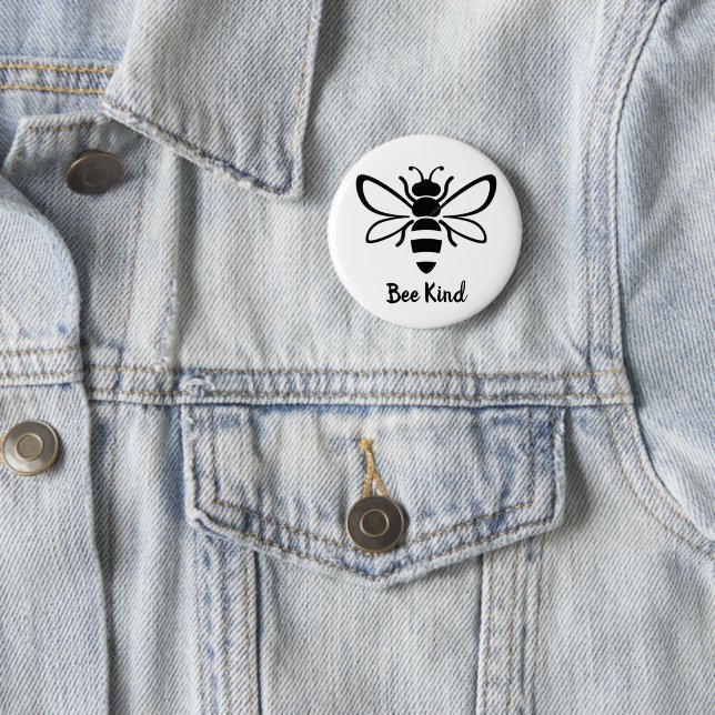 Illustrated bee   6 cm round badge (In Situ)