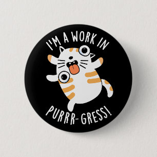 I'm A Work In Purrr-gress Funny Cat Pun Dark BG 6 Cm Round Badge