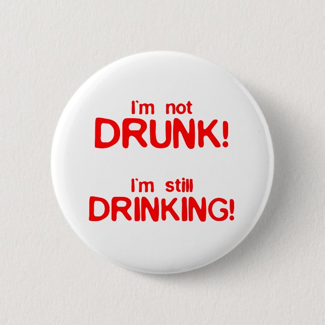 Im not drunk im still drinking 6 cm round badge (Front)