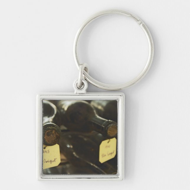 In the underground wine cellar: lying bottles in key ring (Front)