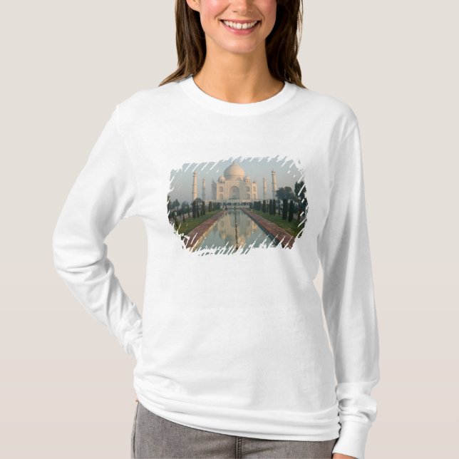 INDIA, Uttar Pradesh, Agra: Taj Mahal, Morning T-Shirt (Front)