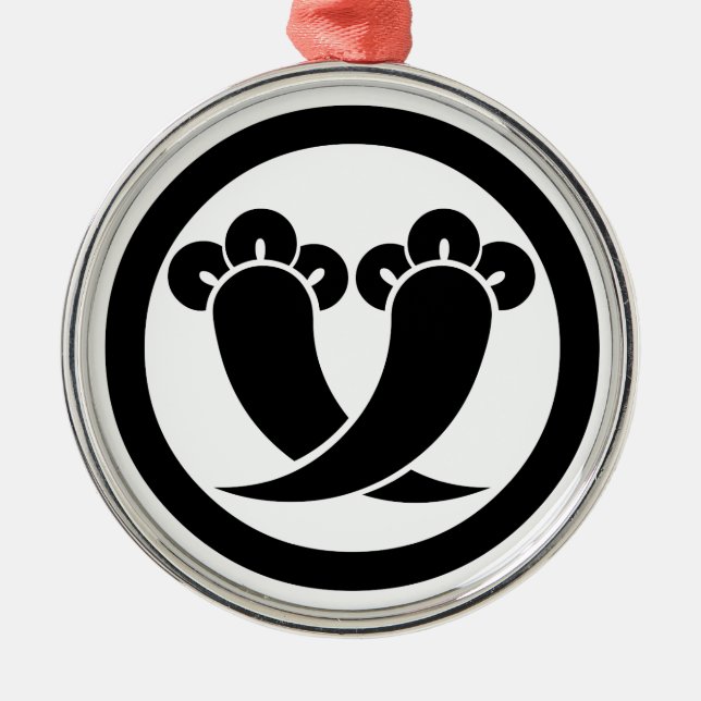 Intersecting cloves in circle metal tree decoration (Front)