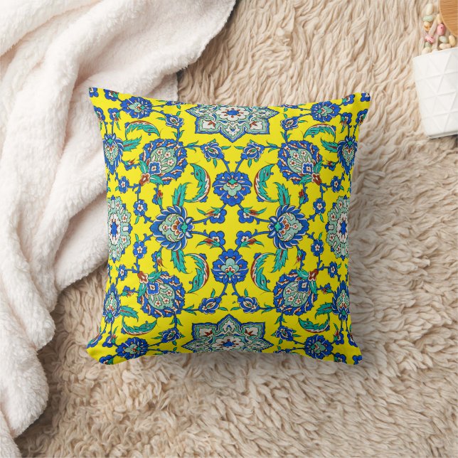 Intricate Ottoman Türkiye Iznik Floral Pattern Cushion (Blanket)