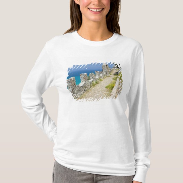 Italy, Sicily, Cefalu, Cliffside Walkway, La T-Shirt (Front)