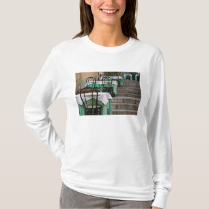 ITALY, Sicily, TAORMINA: Corso Umberto 1, Cafe T-Shirt