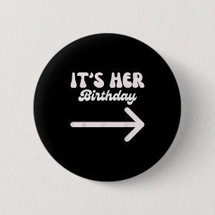 Its Her Birthday (arrow Pointing) Funny Humour Say 6 Cm Round Badge