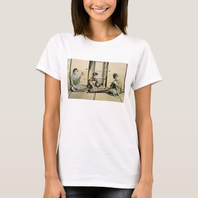 Japanese girls playing the flute, 'koto' and samis T-Shirt (Front)