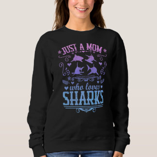 Just A Mum Who Loves Sharks  Mum Quote Vintage Gra Sweatshirt