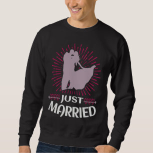 Just Married Lovable Valentine Illustration Saying Sweatshirt