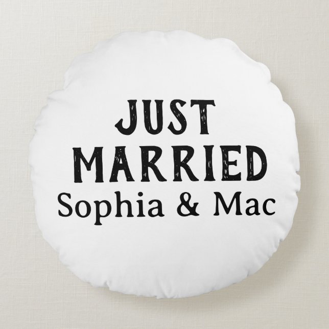 Just Married Simple Stylish Modern Minimal Black  Round Cushion (Front)
