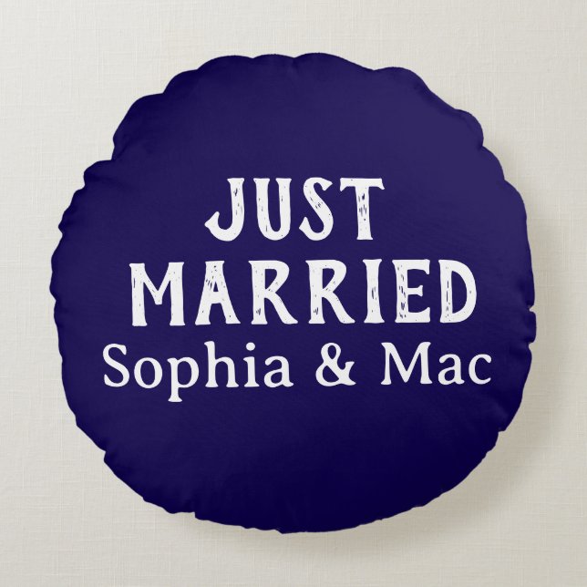 Just Married Simple Stylish Modern Minimal Name Round Cushion (Front)