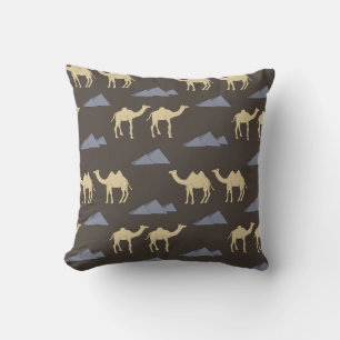 Kamelmuster mit blauen Pyramiden Cushion