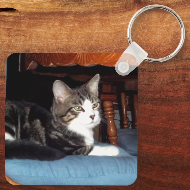 Keeno Regal Pose Keychain (Back)