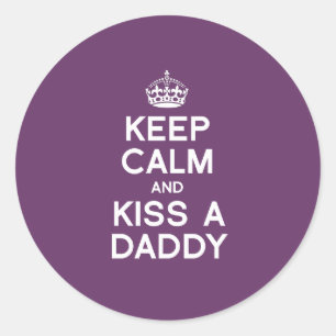 KEEP CALM AND KISS A DADDY CLASSIC ROUND STICKER