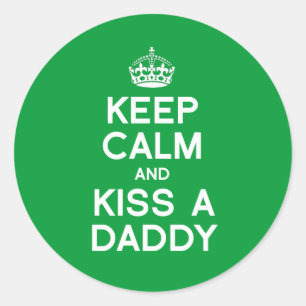 KEEP CALM AND KISS A DADDY CLASSIC ROUND STICKER