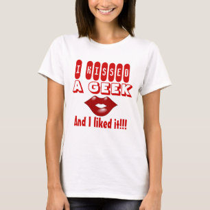 Kiss A geek I like it T-Shirt