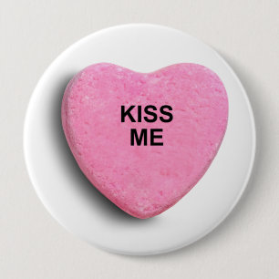 KISS ME 10 CM ROUND BADGE