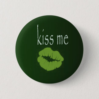 kiss me 6 cm round badge