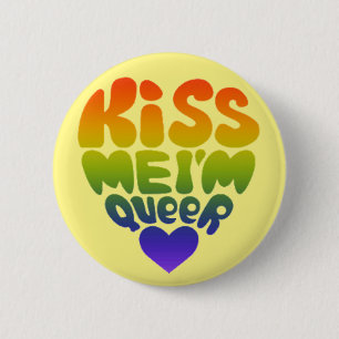 kiss me 6 cm round badge