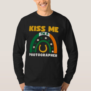 Kiss Me I m A Photographer St Patricks Day Puns Ir T-Shirt