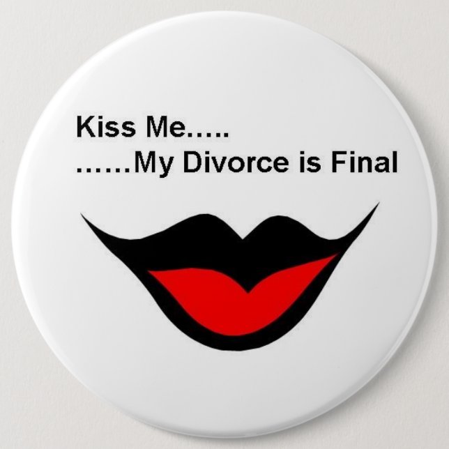 Kiss me I'm divorced 6 Cm Round Badge (Front)
