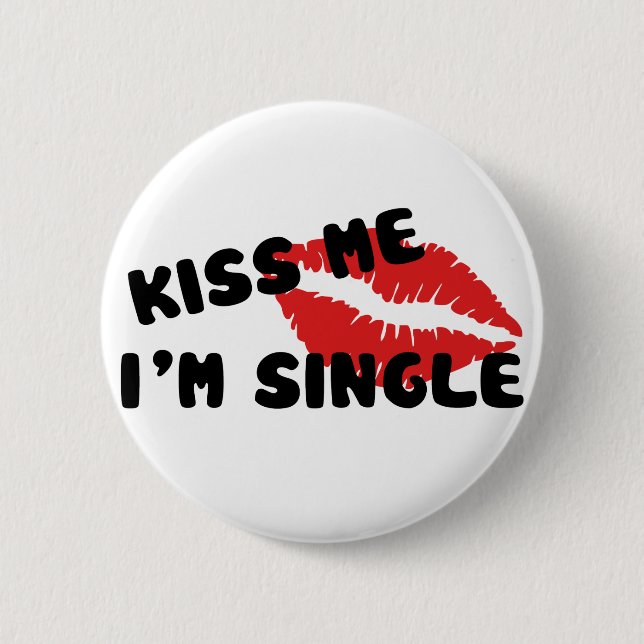 Kiss Me I'm Single 6 Cm Round Badge (Front)