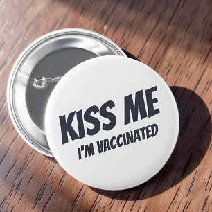 Kiss Me I'm Vaccinated Modern Cute Funny Quote 6 Cm Round Badge