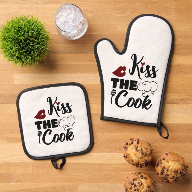 kiss the cook oven mitt & pot holder set (Top Down)