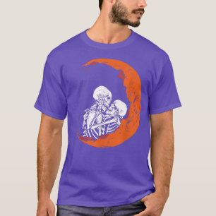 kissing loving skeleton  T-Shirt