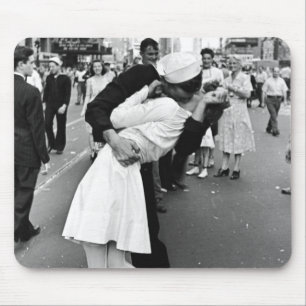 Kissing On VJ Day World War Mouse Pad