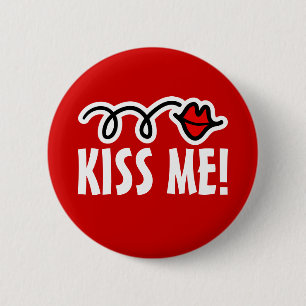 Kissy red lips button
