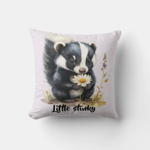 Kleines Stinktier schnüffelt an Gänseblümchen Cushion