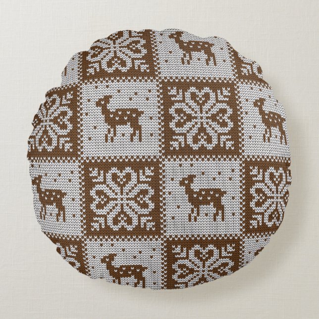 Knitted winter deers: vintage pattern. round cushion (Front)