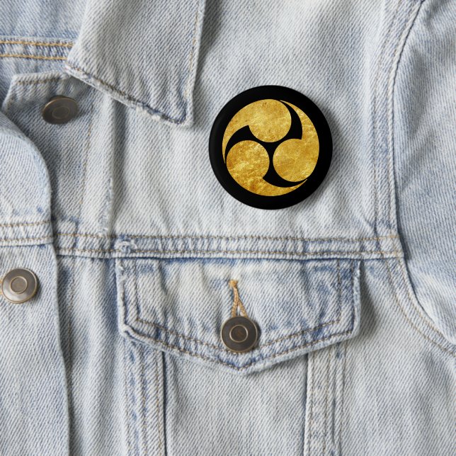 Kobayakawa Mon Japanese faux gold on black 6 Cm Round Badge (In Situ)