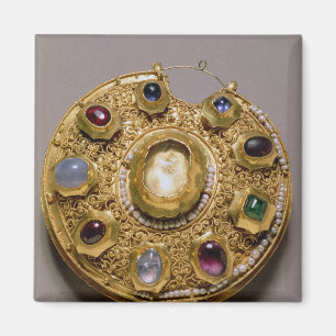 Kolt medallion, gold set with pearls and magnet